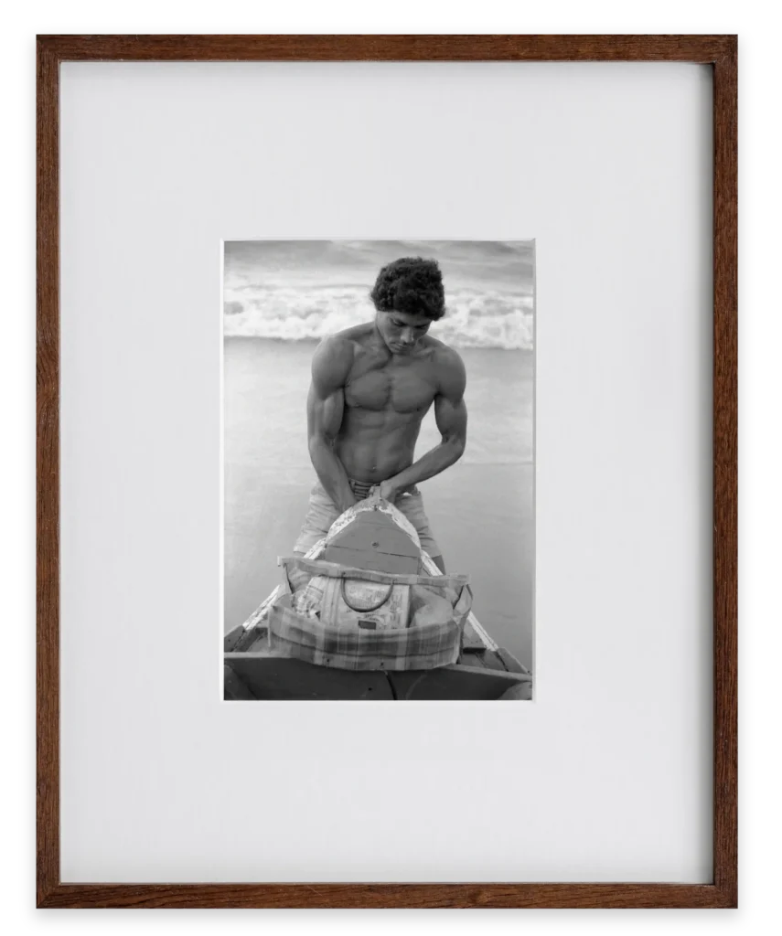 luiz braga carregando canoa, 1986 impressão em papel ilford de base de fibra, semi brilho 34 x 22 cm alta