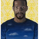 Pintura de um homem negro em vista frontal, usando uma camisa azul com padrões que evocam nuvens, sobre um fundo amarelo decorado com símbolos estilizados. A obra combina realismo no retrato com elementos simbólicos e cores vibrantes, criando uma composição marcante.