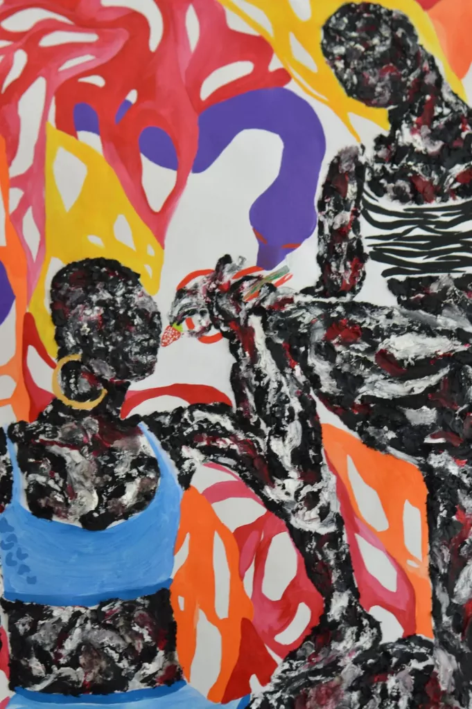 Pintura intitulada 'Está para nascer venenos que nos penetram mais que nossa própria relação' (2020), de Heloisa Hariadne. A obra, em tinta acrílica e bastão a óleo sobre tela (170 x 100 cm), retrata duas figuras humanas em tons escuros contrastando com um fundo vibrante em vermelho, laranja e amarelo. As texturas expressivas e a paleta intensa evocam emoções profundas e relações complexas.