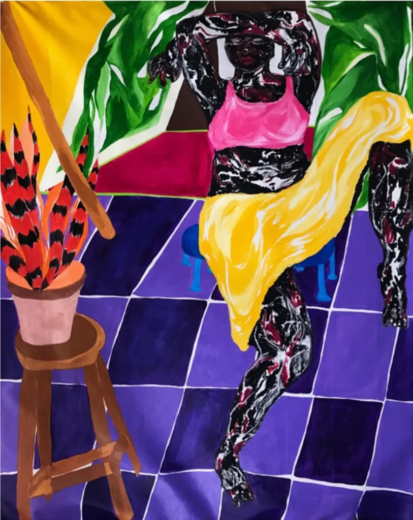 Pintura intitulada 'Protegida pelo meu sangue' (2020), de Heloisa Hariadne. A obra, em tinta acrílica e bastão a óleo sobre tecido de tela solta (170 x 100 cm), retrata uma figura feminina negra com corpo texturizado em preto e branco, vestindo um top rosa e uma saia amarela vibrante. O ambiente é composto por um chão quadriculado roxo, uma banqueta de madeira com um vaso de planta e grandes folhas verdes ao fundo, criando uma cena intimista e simbólica