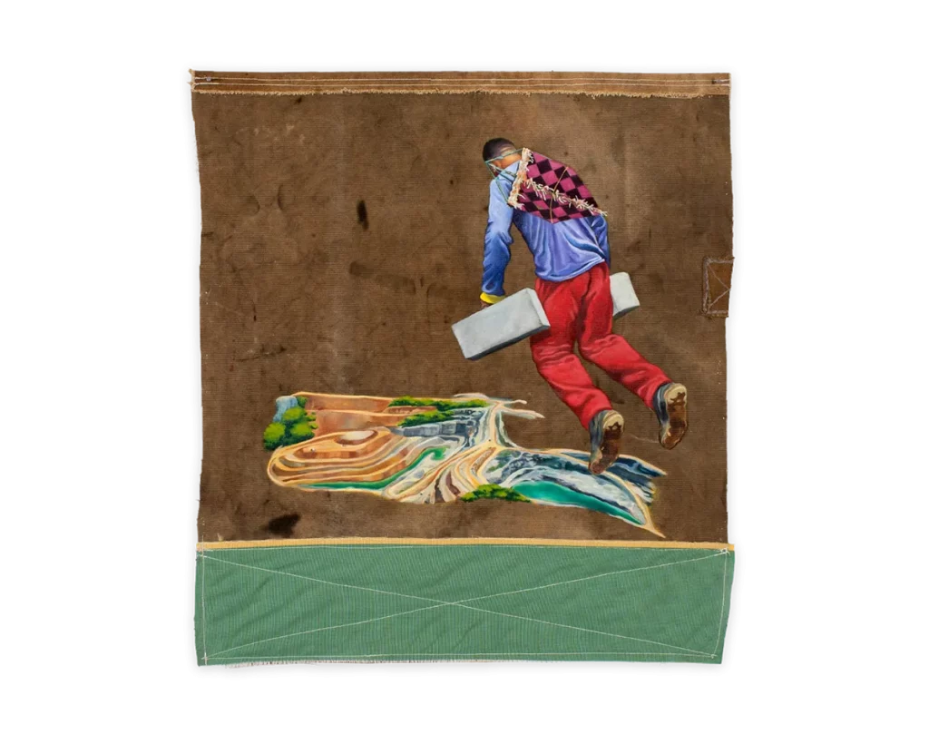 Devolução" (2024), de Felipe Rezende, óleo e costura sobre lona de caminhão (58 x 53 cm), mostra um trabalhador carregando blocos diante de uma paisagem minerada. A obra reflete sobre a relação entre trabalho, exploração ambiental e reparação, destacando o impacto humano na natureza