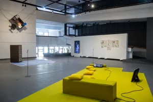 Na BIENALSUR 2023, Felipe Rezende apresentou uma instalação que interage com o espaço arquitetônico, explorando elementos suspensos, vídeo e objetos cotidianos. Sua obra reflete sobre deslocamento e narrativas sociais, conectando estética contemporânea e crítica social em um diálogo visual impactante.