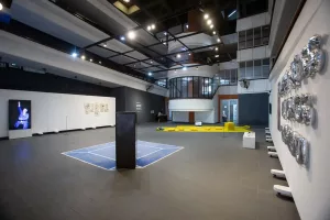 Na BIENALSUR 2023, Felipe Rezende integrou um espaço expositivo que dialoga com o contemporâneo, unindo instalações, vídeos e intervenções. Sua obra explorou temas de identidade e interação espacial, ampliando narrativas visuais e reafirmando sua relevância no circuito artístico internacional.
