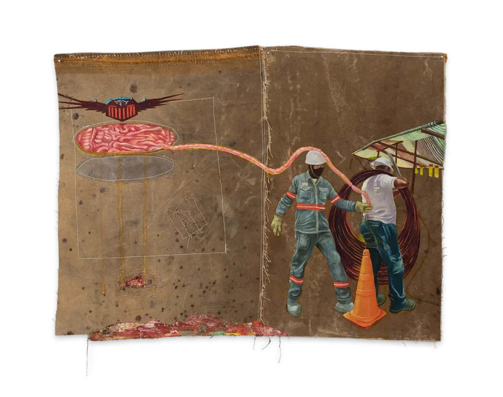 As tripas do medo" (2023), de Felipe Rezende, óleo, acrílica e costura sobre lona de caminhão (55 x 75 cm), mistura trabalhadores e elementos surrealistas, como um cérebro suspenso ligado a cabos. A obra reflete sobre riscos laborais e a fragilidade humana diante de situações cotidianas e simbólicas