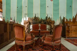 Na obra "Essas pessoas na sala de jantar" (2023), Felipe Rezende cria um diálogo entre o espaço doméstico e a arte, utilizando lona listrada com bordas recortadas. Integrada ao ambiente clássico, a peça contrasta narrativas contemporâneas e históricas, refletindo sobre memória e convivência.