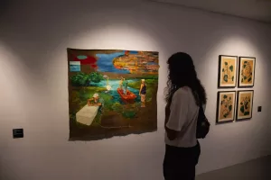 Na 31ª MAJ (2024), Felipe Rezende exibiu uma obra em lona de caminhão que retrata cenas de trabalho e paisagens rurais. A composição combina cores vibrantes e elementos cotidianos, destacando narrativas visuais que conectam identidade cultural e a relação entre homem e natureza.