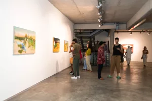 Na exposição "Quase Árido" (2024), Felipe Rezende apresenta pinturas que exploram a conexão entre pessoas e o sertão. A atmosfera minimalista da galeria destaca cores terrosas e narrativas poéticas, enquanto o público aprecia a interação entre arte e memória cultural do semiárido.