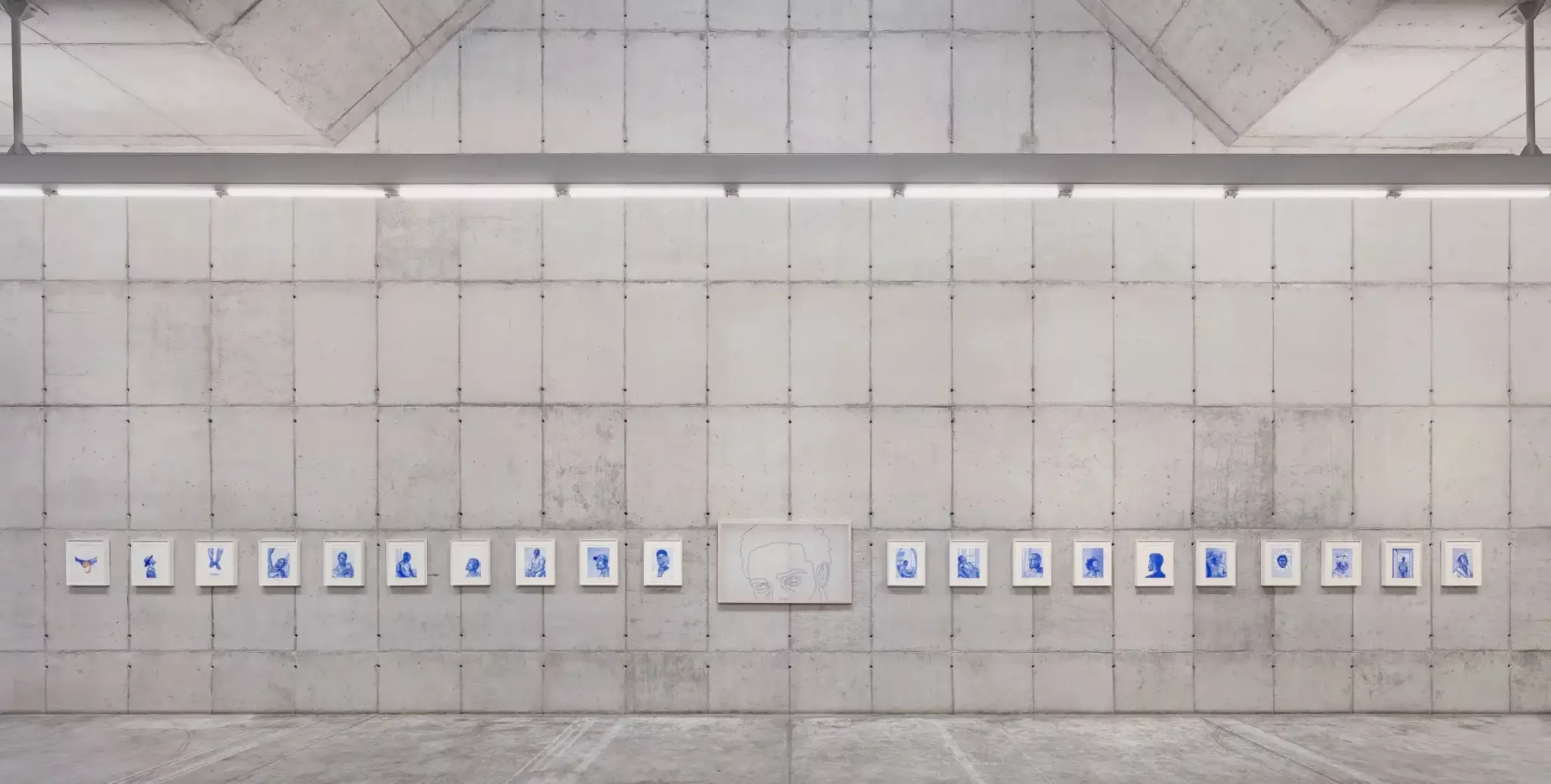 "Fulgor Atlântico" de Tiago Sant'Ana apresenta uma instalação com a série "Itutu" em azul cobalto e um vídeo explorando fala e escuta. As obras abordam temas de memória, identidade e as tradições culturais iorubanas, conectando história, estética e resistência afro-diaspórica, destacando a influência duradoura da diáspora africana no Brasil.