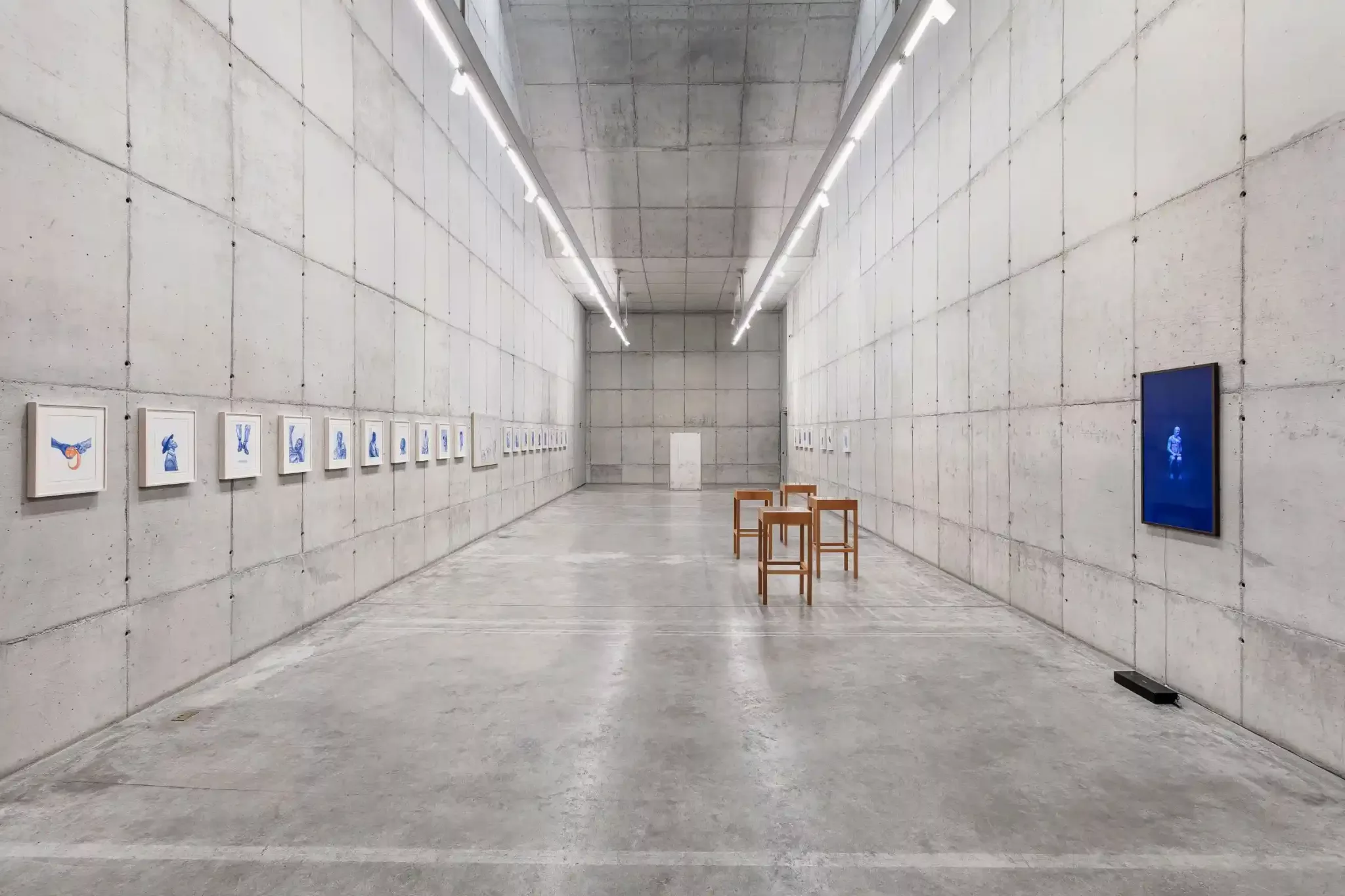 Fotografia da exposição Fulgor Atlântico de Tiago Sant'Ana na Galeria Leme (2025), apresentando uma obra em vidro com ilustração minimalista em um espaço de concreto.