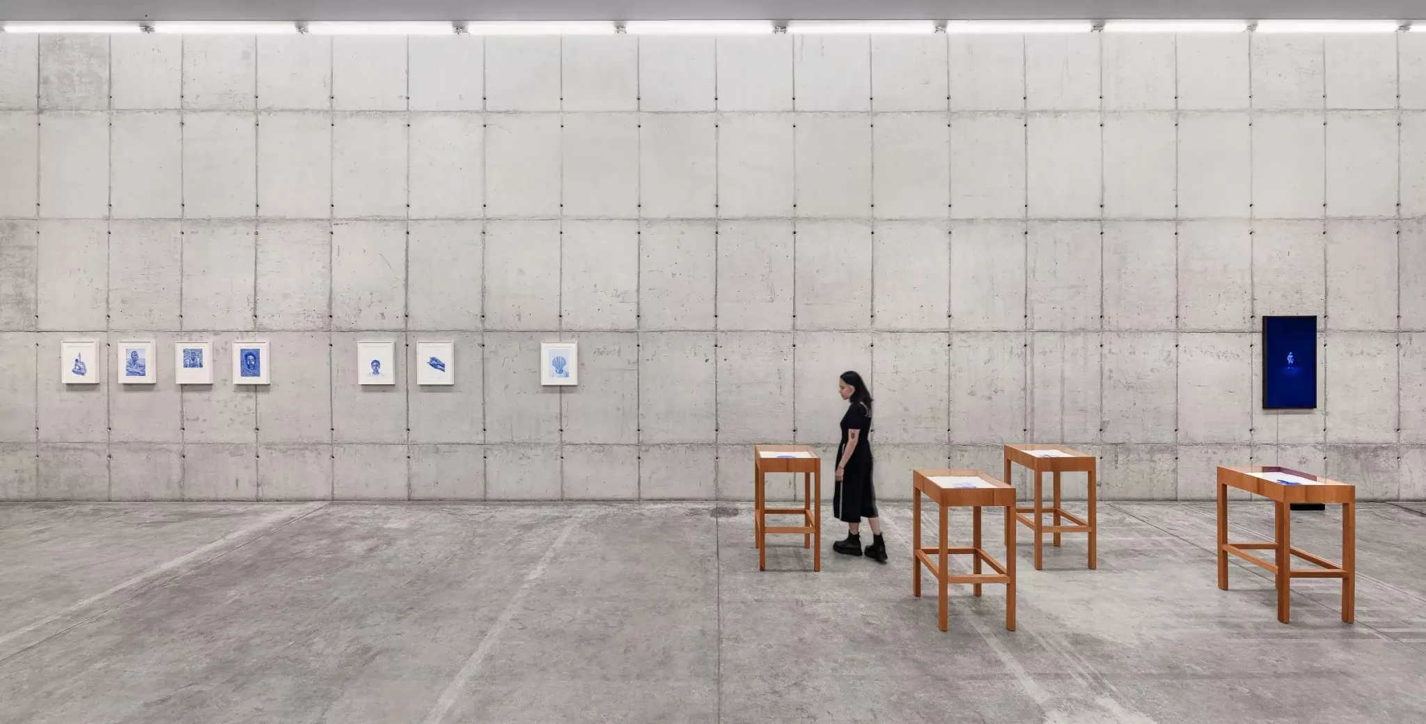 "Fulgor Atlântico" de Tiago Sant'Ana apresenta uma instalação com a série "Itutu" em azul cobalto e um vídeo explorando fala e escuta. As obras abordam temas de memória, identidade e as tradições culturais iorubanas, conectando história, estética e resistência afro-diaspórica, destacando a influência duradoura da diáspora africana no Brasil.