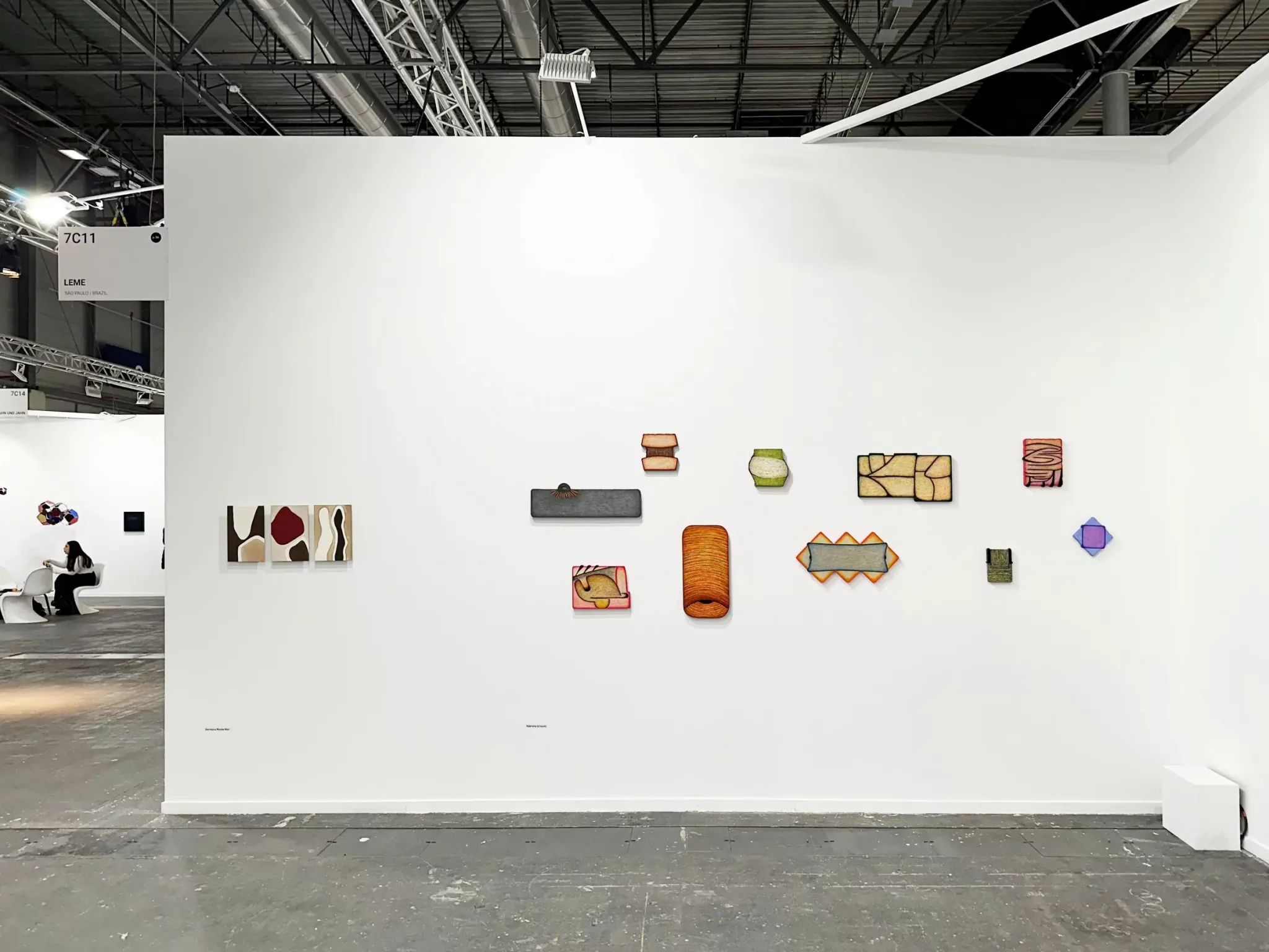 Página da Galeria Leme destacando sua participação na ARCOmadrid 2025, com uma exposição de pequenas esculturas geométricas em parede branca.