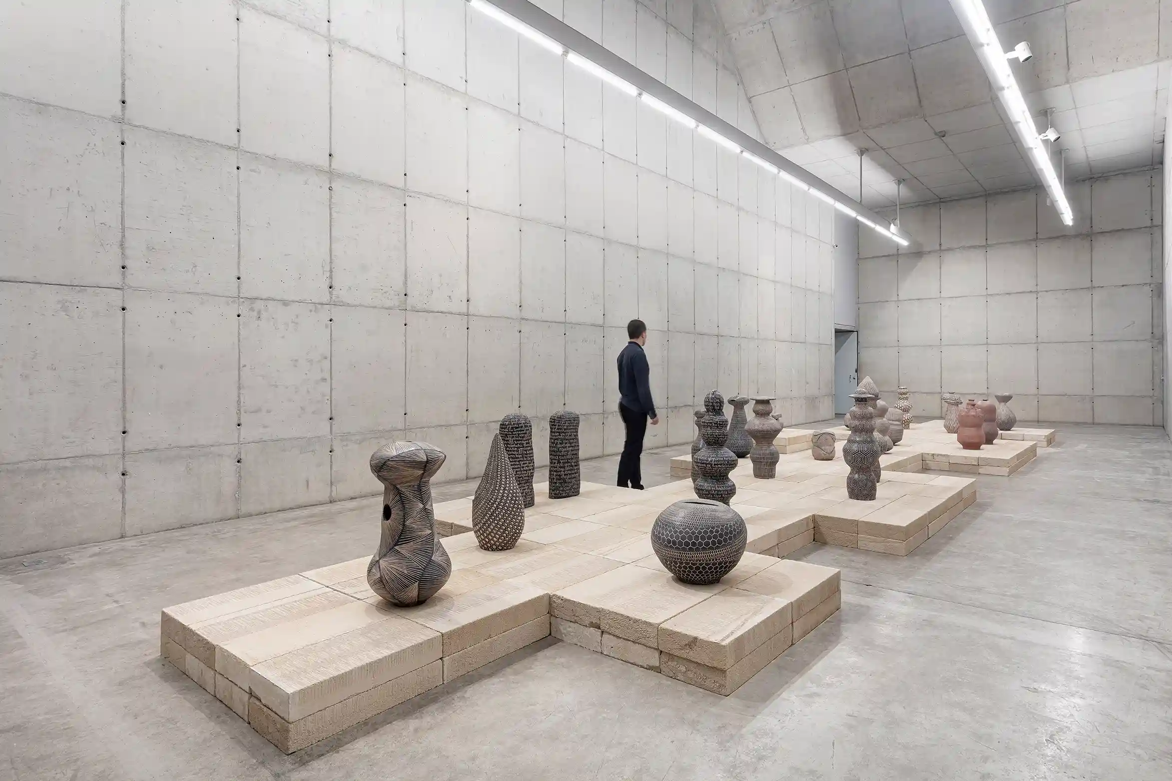 Vista da exposição Vigília de Jorge Enciso na Galeria Leme, 2025. Esculturas cerâmicas com padrões geométricos sobre plataformas de madeira