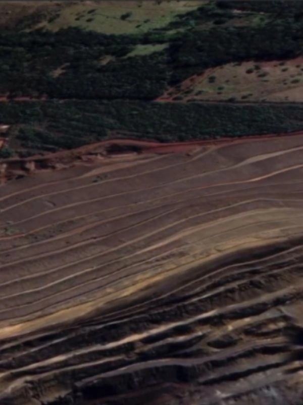 Quadrilátero ferrífero,Rota da lama e Espirais [seleção de três vídeos da série Paisagens rasgadas]