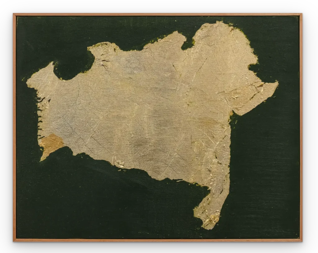 gabriel jaguaribe giucci ba, série estado nação, 2025 folha de ouro e bastão de óleo sobre linho 43,5 x 54,5 x 3 cm sombra tripla