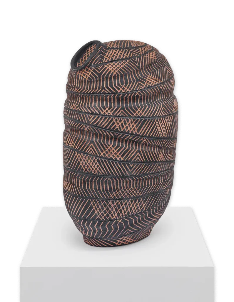 jorge enciso, el ojo permeable, 2026, argila vermelha modelada à mão na técnica de acordelado, coberta com engobe cinza, esgrafiada e queimada a 1.000 °c, 43,5 x 26 x 21 cm