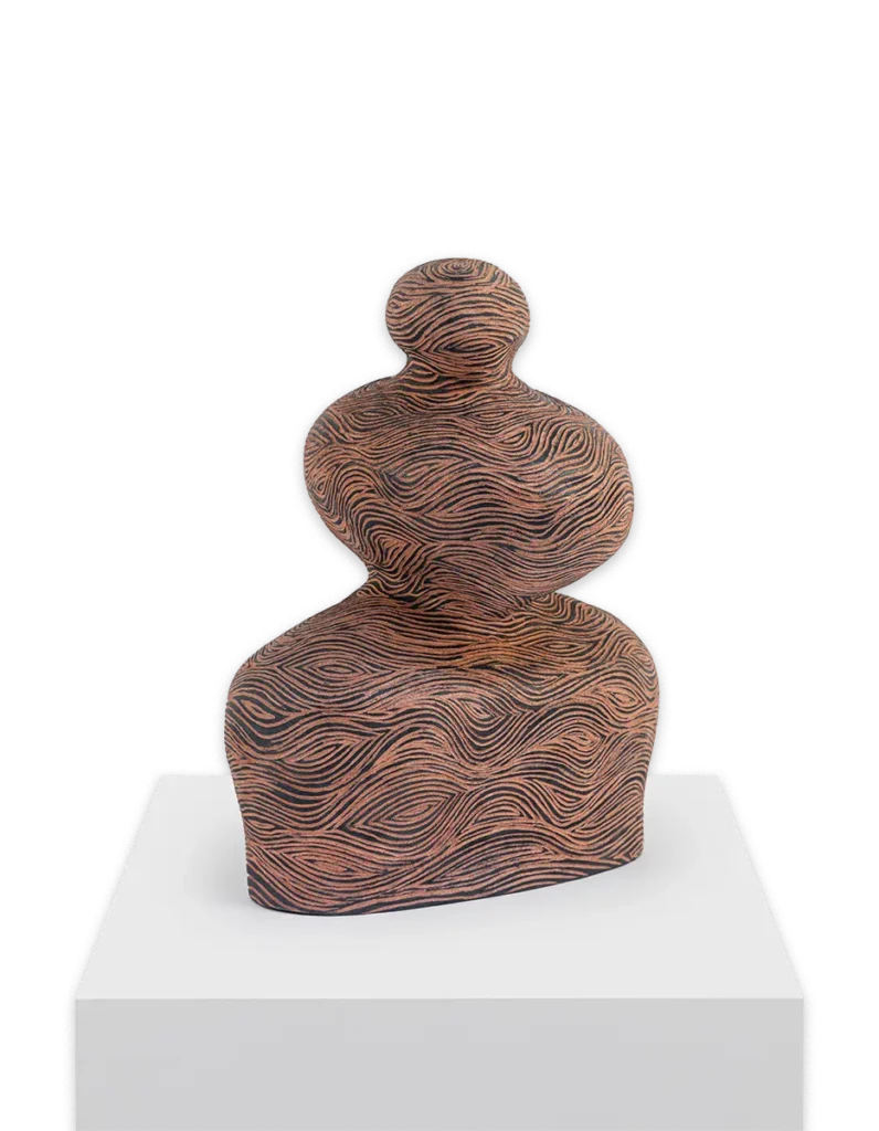 jorge enciso, morfología del tránsito, 2026, argila vermelha modelada à mão na técnica de acordelado, coberta com engobe cinza, esgrafiada e queimada a 1.000 °c, 37 x 29,5 x 23 cm