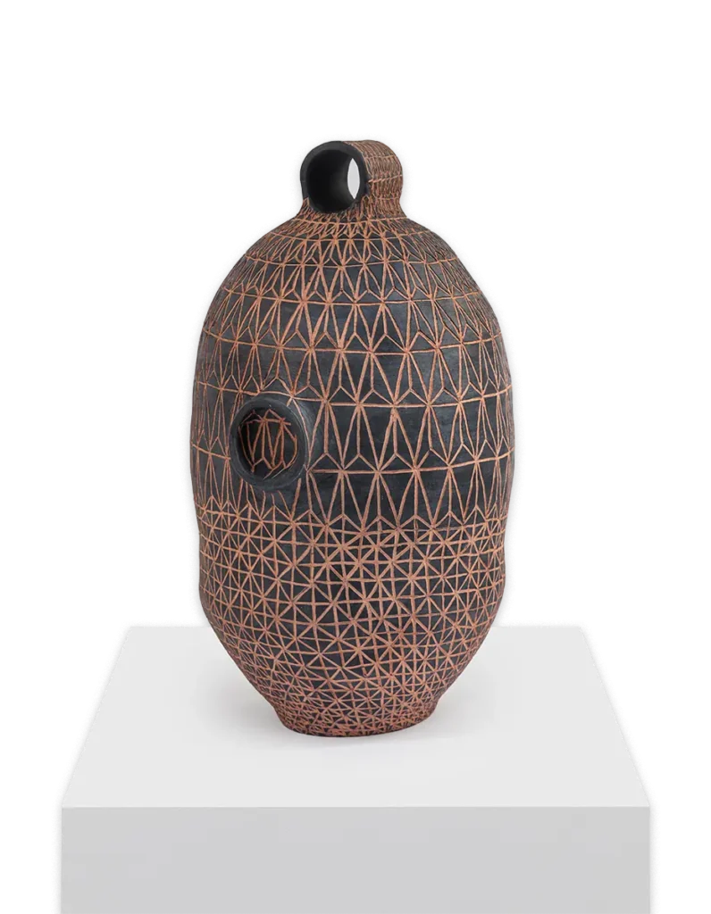 jorge enciso, oráculo citadino, 2026, argila vermelha modelada à mão na técnica de acordelado, coberta com engobe cinza, esgrafiada e queimada a 1.000 °c, 47 x 25 x 26 cm