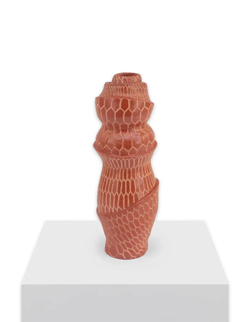 jorge enciso, sem título, 2026, argila vermelha modelada à mão na técnica de acordelado, coberta com engobe cinza, esgrafiada e queimada a 1.000 °c, 29 x 12 x 11 cm