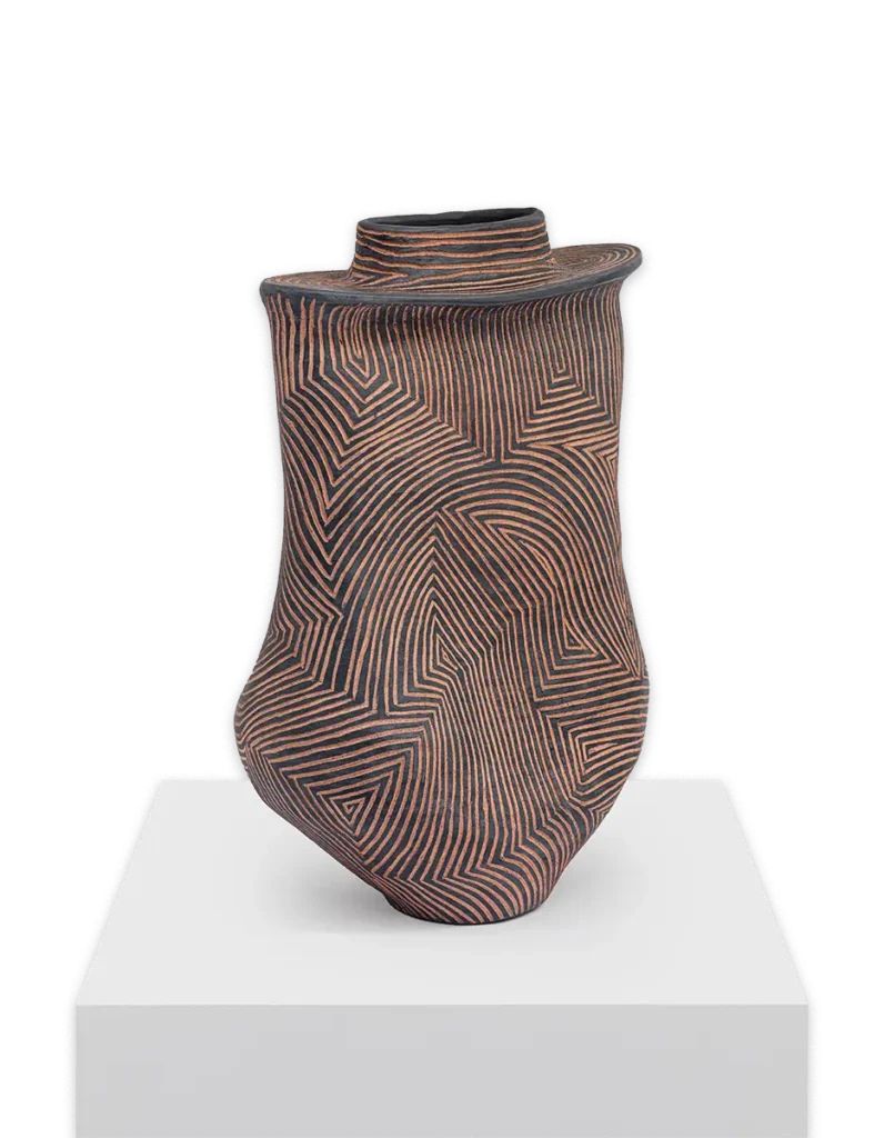 jorge enciso, superposición urbana, 2026, argila vermelha modelada à mão na técnica de acordelado, coberta com engobe cinza, esgrafiada e queimada a 1.000 °c, 42 x 29 x 14 cm